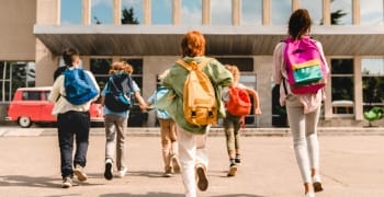 通学する子供のさま子