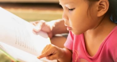 本を読む女の子