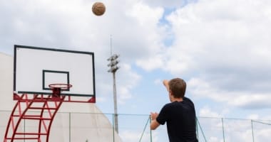 バスケをしている男の子